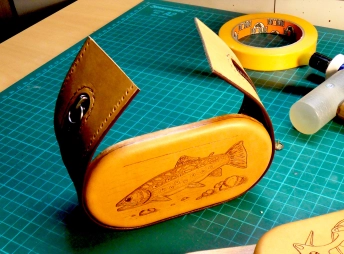 Before closing, place the bottom part Before closing, place the bottom part