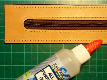 Glueing the zipper in Glueing the zipper in