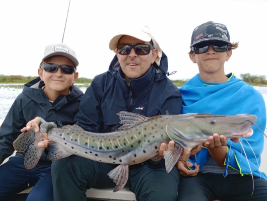 Sebastian and sons with Spotted Surubí Sebastian and sons with Spotted Surubí