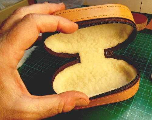 Lining glued in the case Lining glued in the case