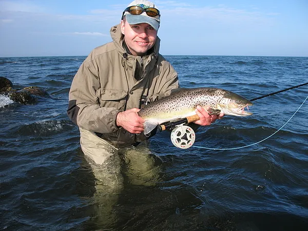 Butterfish - Look at the color of this fish. This could very well be a fish that hasn't spawned yet, but judging from the way Kasper hides the tail, it might also be worn down - the telltale of a kelt. Kasper does say the the fins and tail were perfect. though. Notice the perfect conditions in the water behind Kasper.