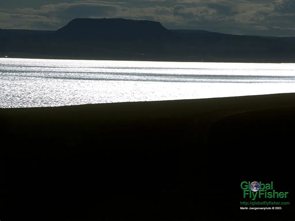 Computer screen wallpaper: An Icelandic fjord